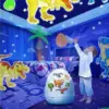 DinoGlow™ LED projektor v obliki dinozavrovega jajca z 21 motivi