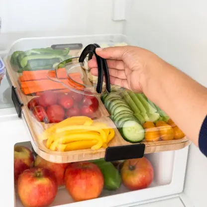 TrayLuxe™ bambusov pladenj za prigrizke s 6 predelki in pokrovom